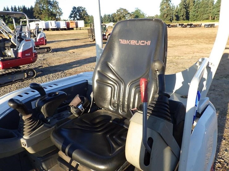 2020-takeuchi-tb230-image-25