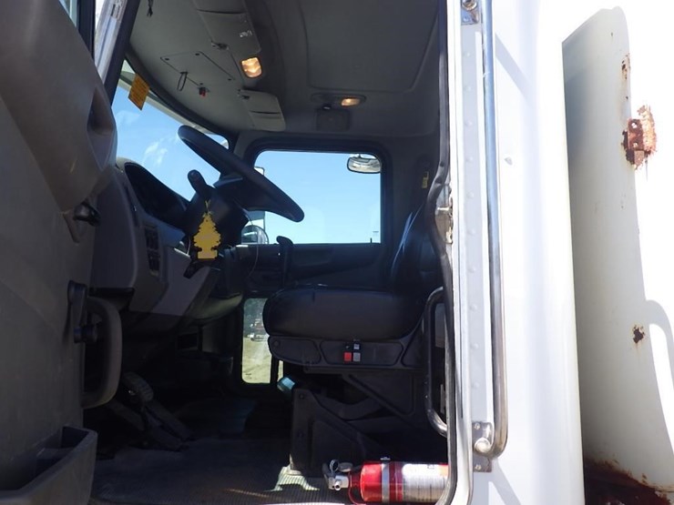 2015-peterbilt-pb348-16'-t/a-water-truck-image-24
