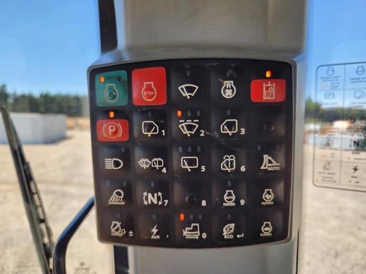 2023-deere-700l-image-41