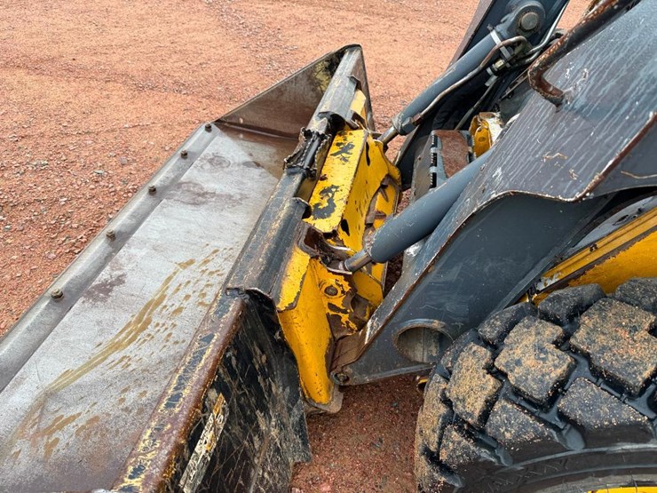 2010-deere-320d-image-12