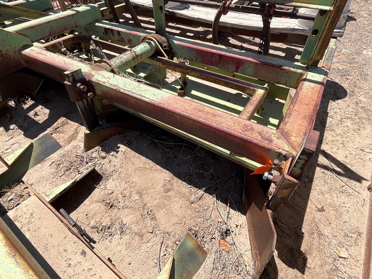 #9042-•-darbyshire-3-pt-4-row-bedding-unit-w/8-row-seed-units-image-11
