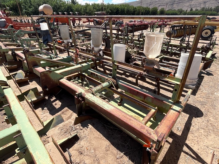#9042-•-darbyshire-3-pt-4-row-bedding-unit-w/8-row-seed-units-image-9