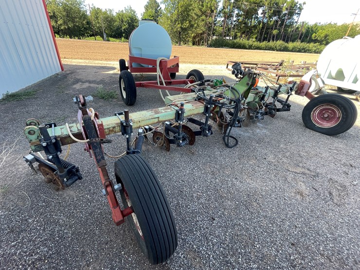 #9020-•-custom-4-row-liquid-fertilizer-applicator-w/pup-tank-image-60