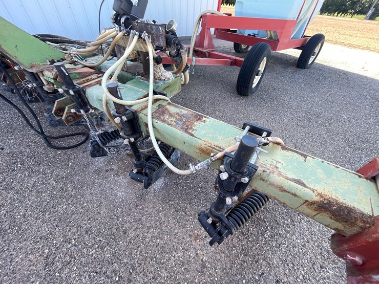#9020-•-custom-4-row-liquid-fertilizer-applicator-w/pup-tank-image-9