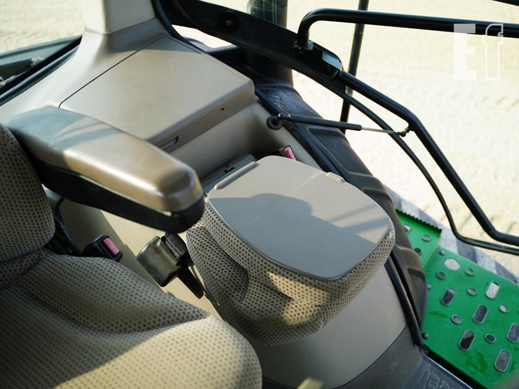 2013-john-deere-8335rt-image-38