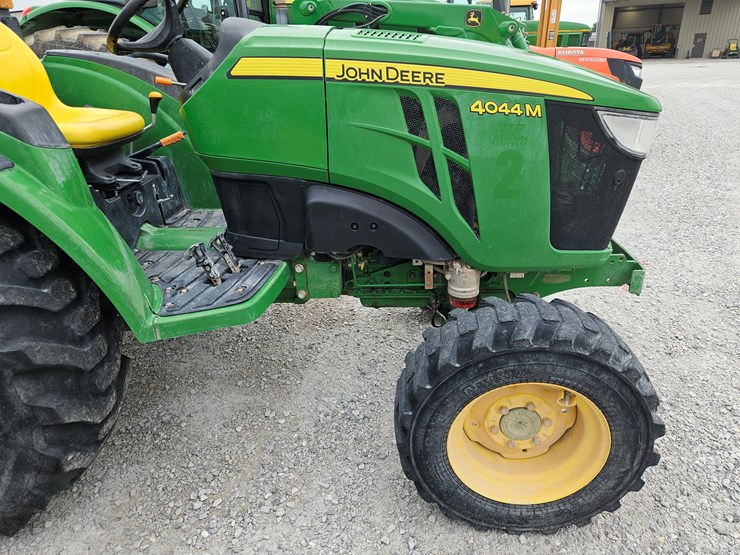 2021-john-deere-4044m-image-4