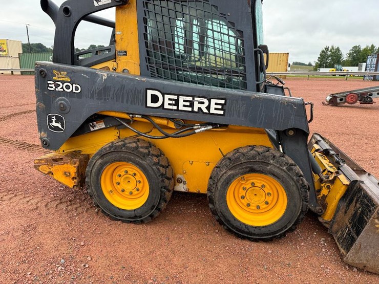 2010-deere-320d-image-19