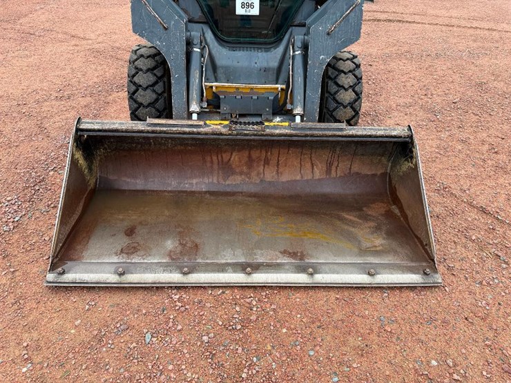 2010-deere-320d-image-13