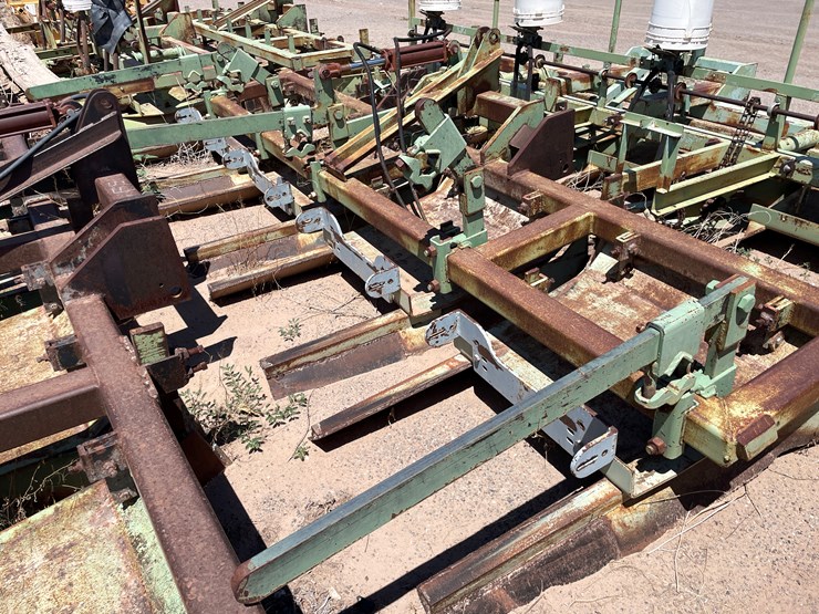 #9045-•-darbyshire-3-pt,-4-row-bedding-unit-image-24