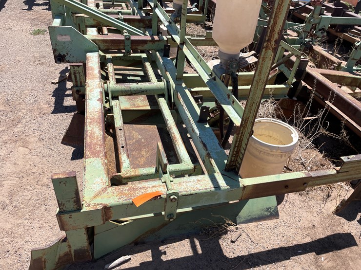 #9044-•-darbyshire-3-pt,-4-unit-bedding-unit-w/8-row-seed-units-image-20