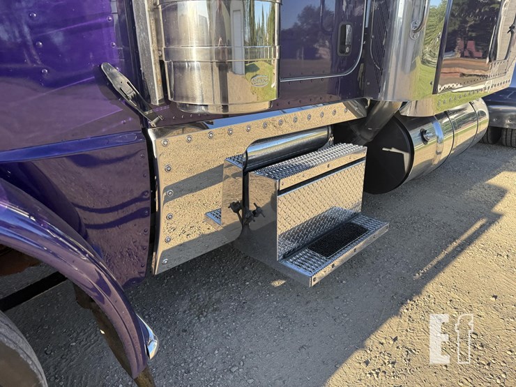 2021-peterbilt-389-image-57