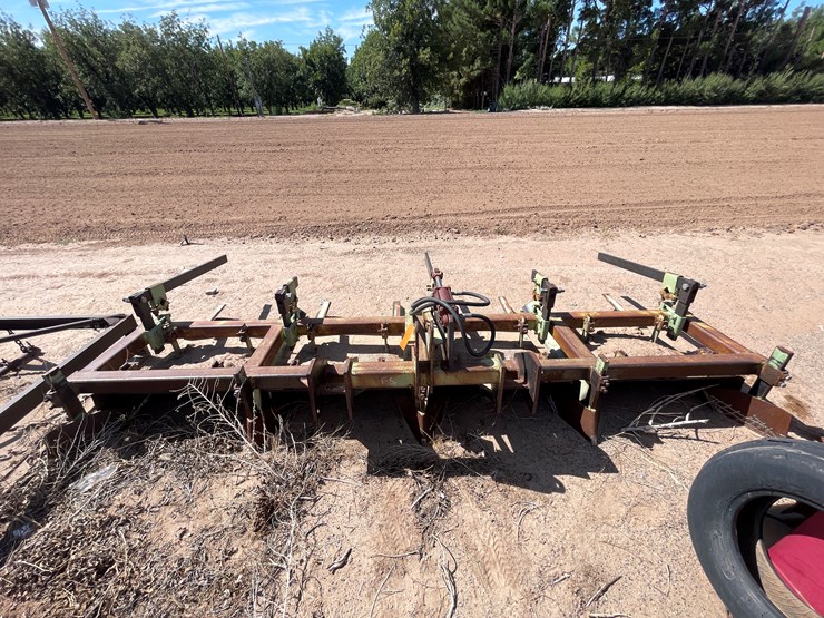 #9024-•-13'-4-row-bedder-image-1