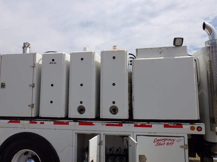 2016-peterbilt-pb337-s/a-fuel-&-lube-truck-image-17