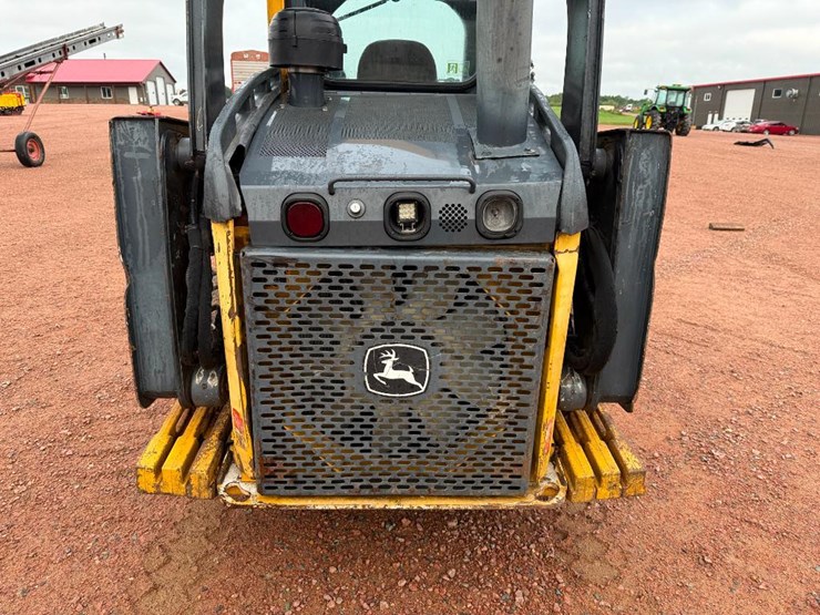 2010-deere-320d-image-23