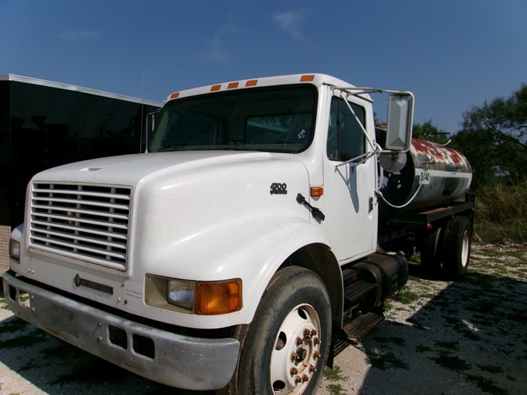 2001-ih-4700-____gal-water-truck-image-1