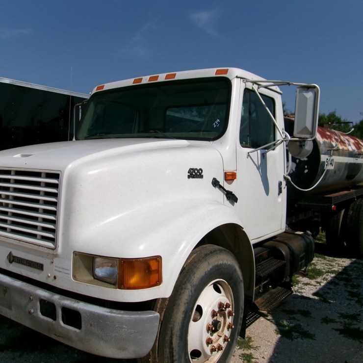 2001 IH 4700 ____GAL WATER TRUCK