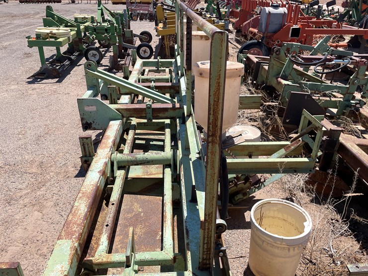 #9044-•-darbyshire-3-pt,-4-unit-bedding-unit-w/8-row-seed-units-image-22