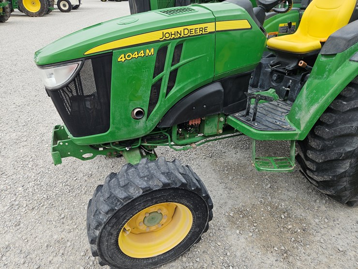 2021-john-deere-4044m-image-15