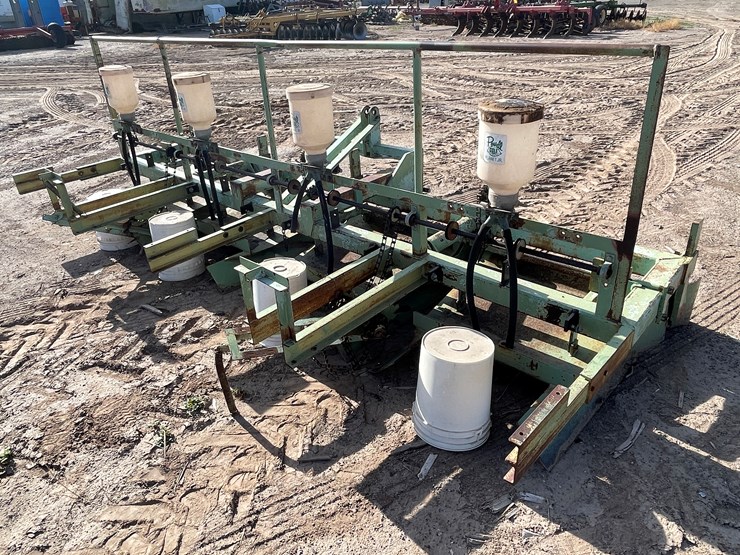 #9044-•-darbyshire-3-pt,-4-unit-bedding-unit-w/8-row-seed-units-image-6