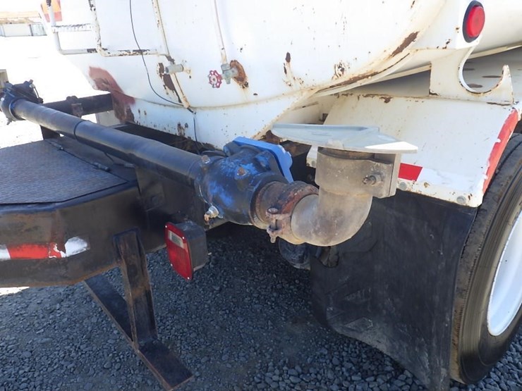 2015-peterbilt-pb348-16'-t/a-water-truck-image-9