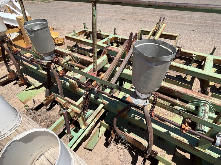 #9042-•-darbyshire-3-pt-4-row-bedding-unit-w/8-row-seed-units-image-27