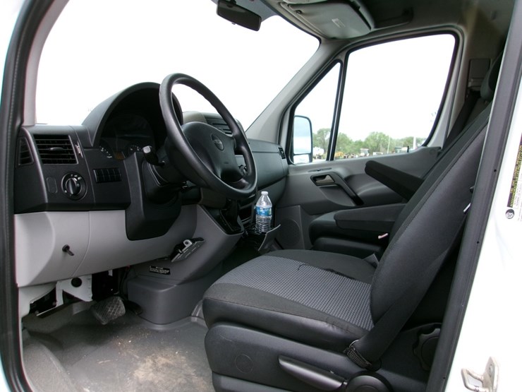 2011-frtlner-sprinter-van-image-2