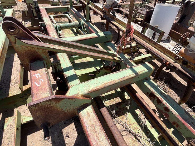 #9042-•-darbyshire-3-pt-4-row-bedding-unit-w/8-row-seed-units-image-14