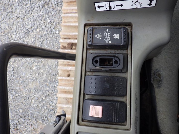 2015-hitachi-zx350lc-6n-image-35