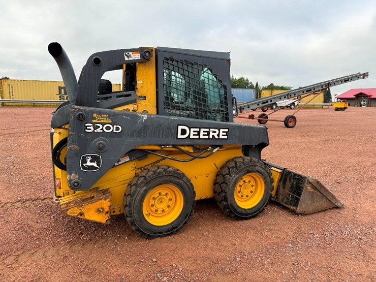 2010-deere-320d-image-4