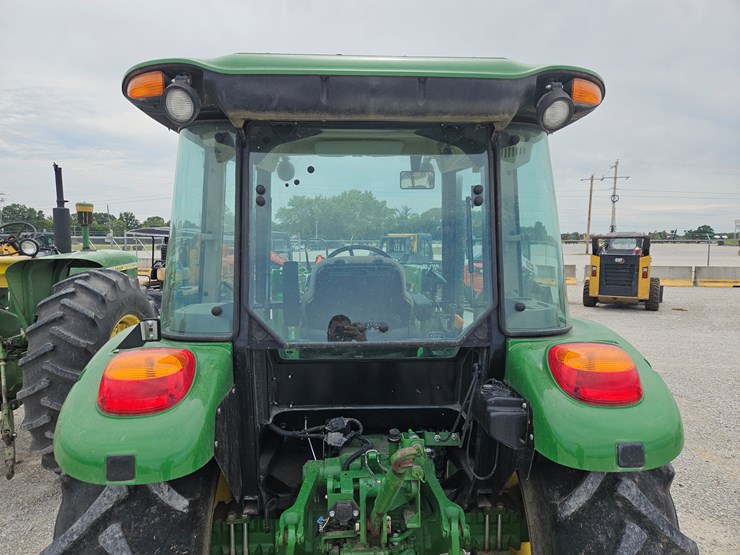 2019-john-deere-5065e-image-11