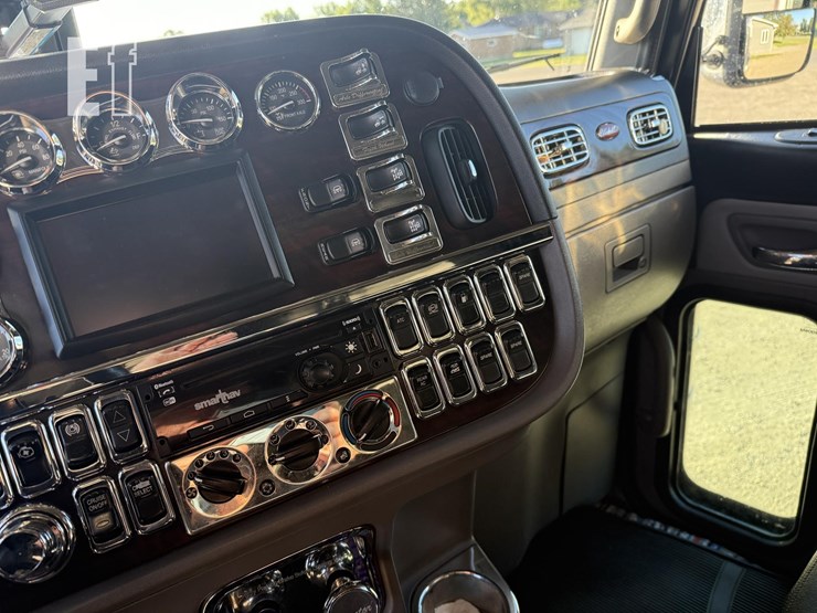 2021-peterbilt-389-image-17