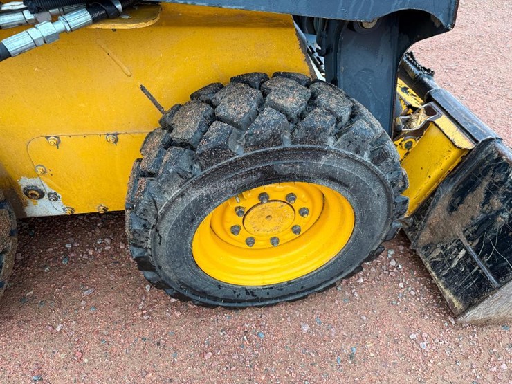 2010-deere-320d-image-17