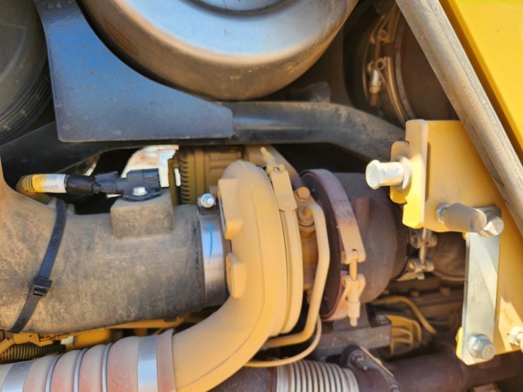 2023-deere-700l-image-32