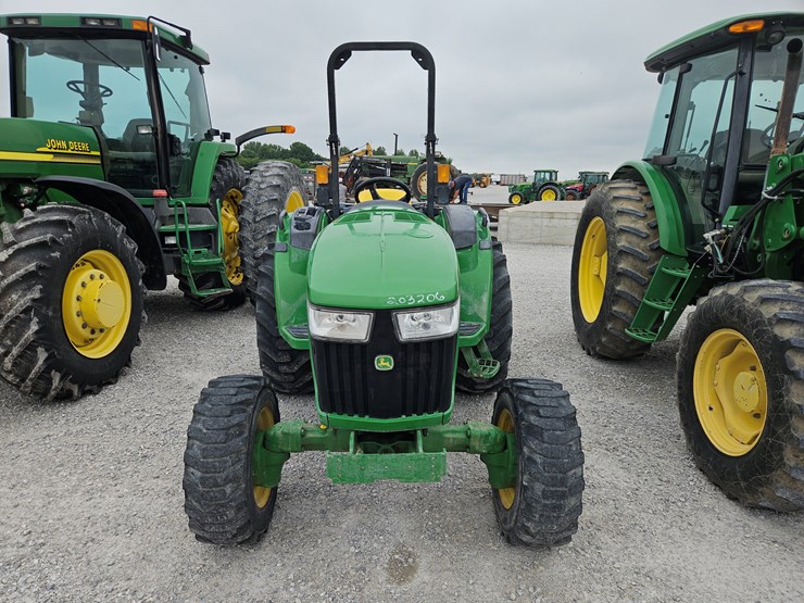 2021-john-deere-4044m-image-2
