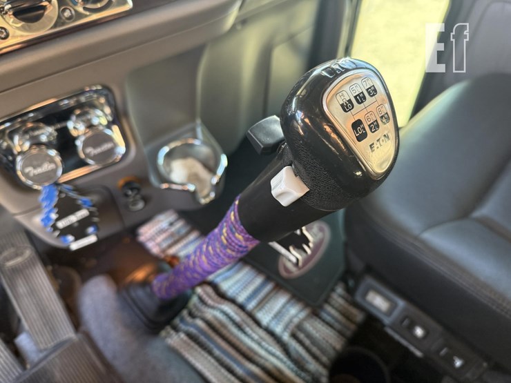2021-peterbilt-389-image-15