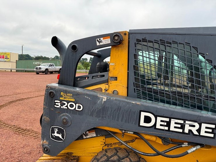2010-deere-320d-image-21