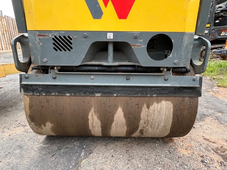 wacker-neuson-rd12-ashpalt-ride-on-roller-image-6