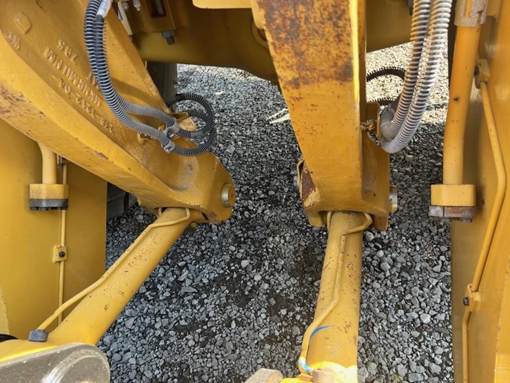 2022-caterpillar-980-image-13