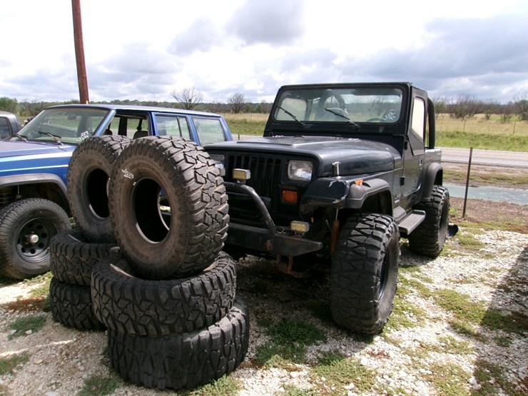 1993-jeep-w/-extra-tires-image-1