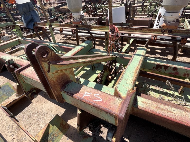 #9042-•-darbyshire-3-pt-4-row-bedding-unit-w/8-row-seed-units-image-13
