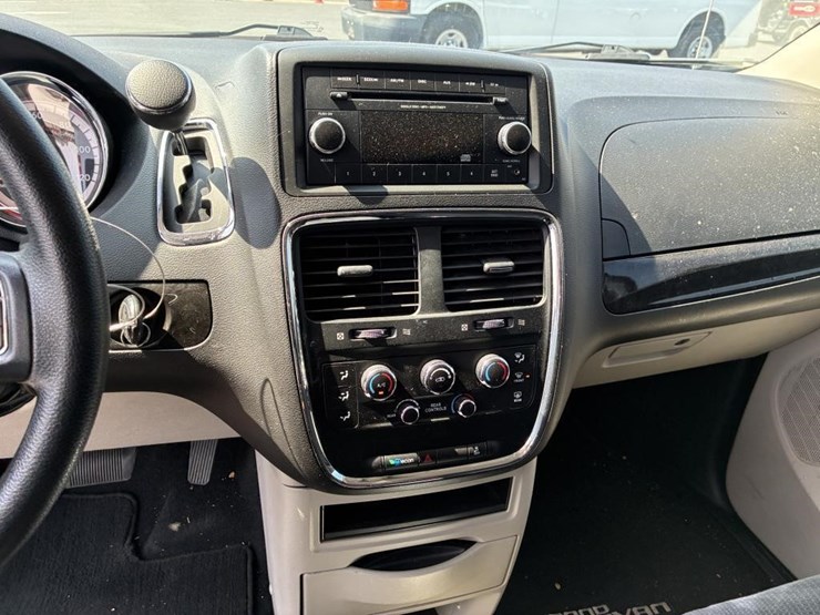 2016-dodge-grand-caravan-image-12