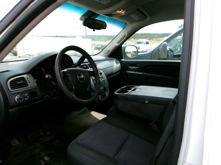 2010-chev-suburban-image-2