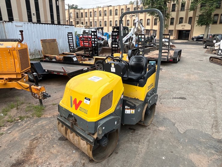 wacker-neuson-rd12-ashpalt-ride-on-roller-image-1