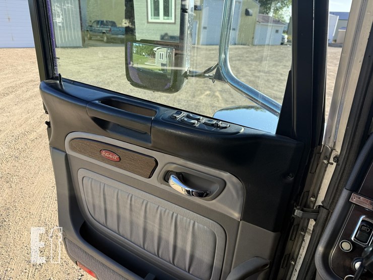 2021-peterbilt-389-image-7