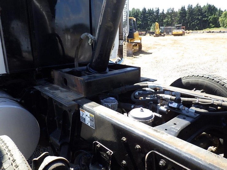 2017-kenworth-t880-image-11