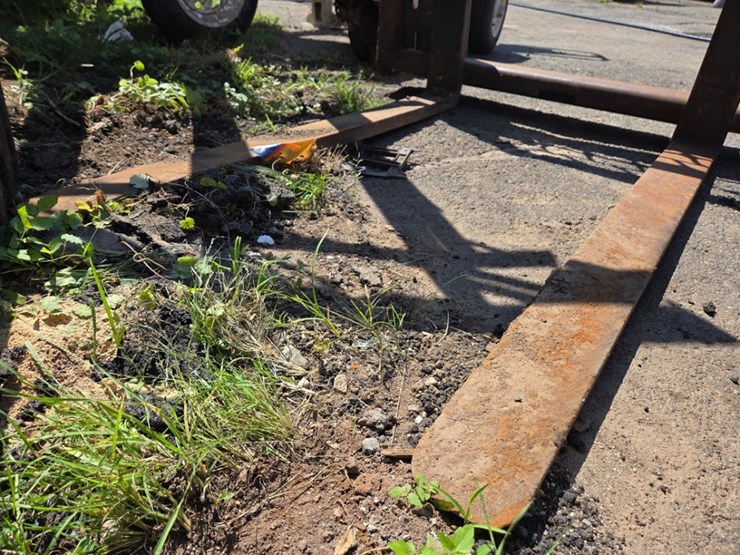48"-skidsteer-fork-attachment-image-3