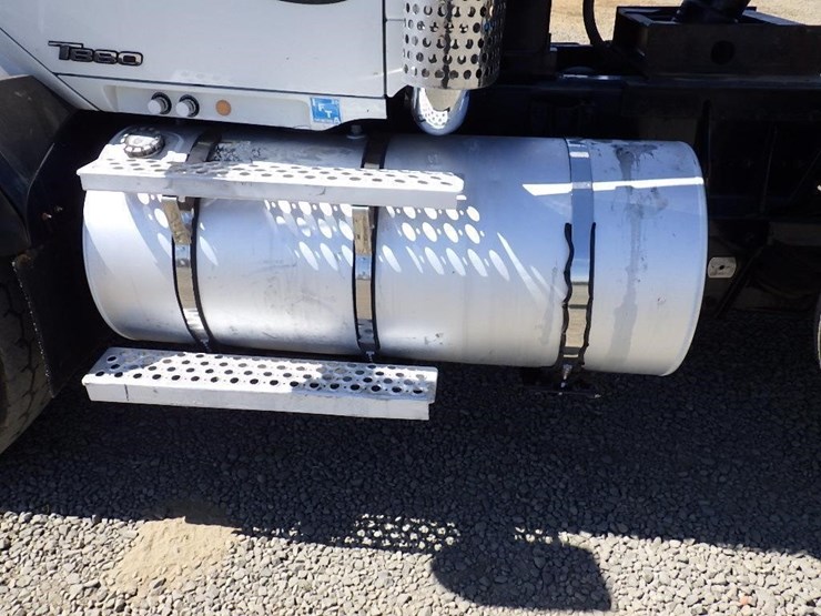 2017-kenworth-t880-image-14