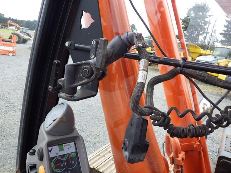 2015-hitachi-zx350lc-6n-image-42