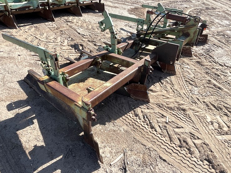 #9045-•-darbyshire-3-pt,-4-row-bedding-unit-image-3
