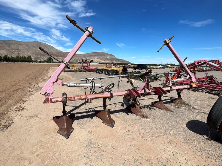 #9027-•-custom-3-pt-8-row-hiller-image-2
